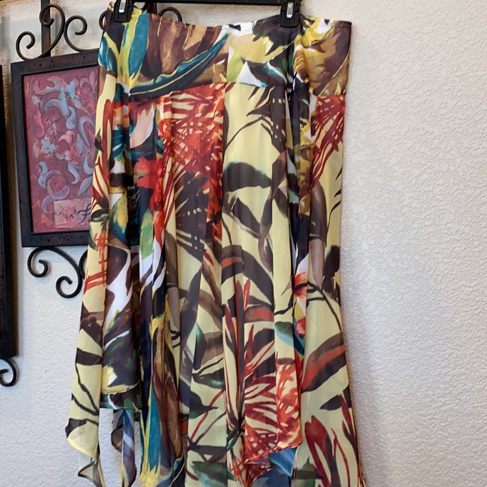 👏🏼HOST PICK 👏🏼 4/$20 EUC Chico’s multicolored zip-close scarf edge skirt